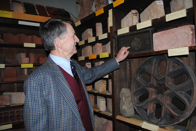Bezirksmuseums-Mitarbeiter Peter Singer kennt sich mit den Ziegelstein-Signaturen und deren Geschichte bestens aus!