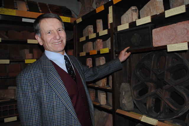 Ein spannendes Fachgebiet: Bezirksmuseums-Mitarbeiter Peter Singer kennt sich mit den Ziegelstein-Signaturen und deren Geschichte bestens aus!