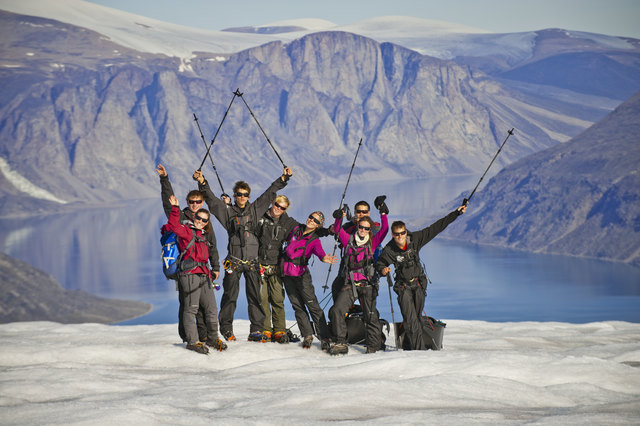 Young Explorers auf einem Gletscher in Nunavut, Kanada, August 2011 | Foto: Dmitry Sharomov/Mike Horn