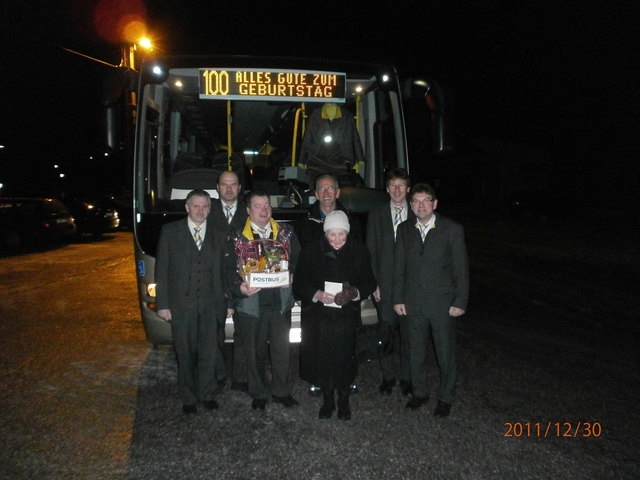 Die Postbusfahrer gratulierten ihrer Stammkundin Agnes Gatterbauer, von links: Johann Stockinger, Herbert Kerschbaumsteiner, Adolf Egger, Johann Lueger, Hermann Haberfellner, Bernhard Jungwirth. Foto: Privat