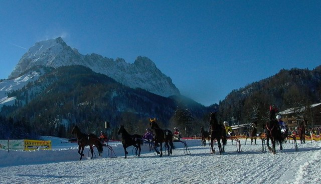 Mit direktem Blick auf den Wilden Kaiser wird am Sonntag, 29. Jänner ab 13.30 Uhr auf der Rennbahn beim Gut Kramerhof in Gasteig rassiger Pferderennsport geboten