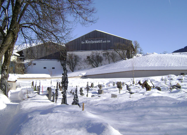 Liebe Ostösterreicher (beginnend ab Salzburg;-)) - soviel Schnee haben wir im Pinzgau. Hier der Friedhof von Leogang, aufgenommen am 14. Jänner 2012.