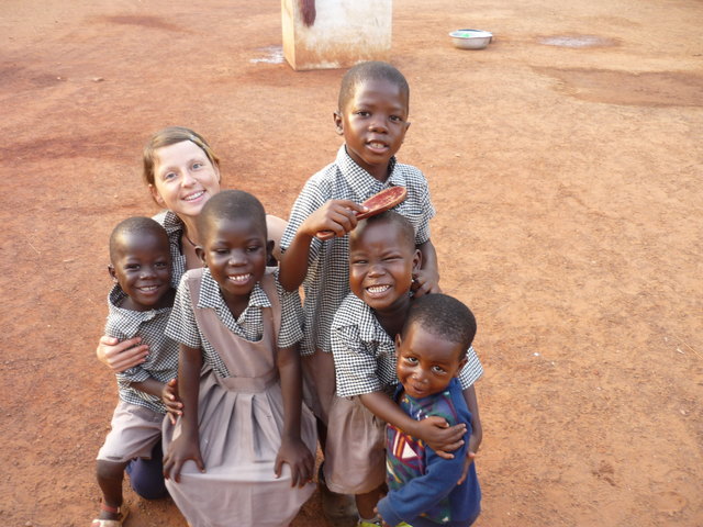 Gudrun Lichtenberger im Kreise „ihrer“ ghanaischen Kinder. | Foto: Privat