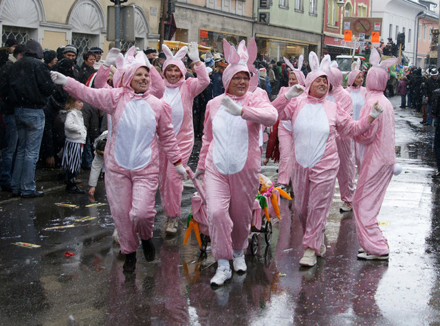 Regelmäßig im Drei-Jahres-Rhythmus geht es im Fasching auf Altheims Straßen besonders bunt zu. Am 4. Februar ist es wieder so weit: Die Organisatoren des Altheimer Faschingszuges haben sich vorgenommen, heuer den größten Faschingszug des Innviertels zu veranstalten – dabei können Sie mithelfen. Beginn ist um 14 Uhr. Anmeldungen unter altheimer-faschingszug@gmx.at.