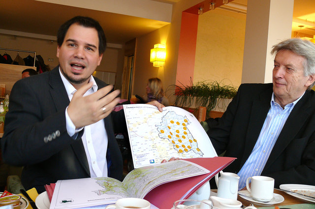 NRAbg. Schickhofer (li.), flankiert vom Weizer Stadtchef Kienreich, mit einer Grundlagenkarte, wo die Einzugsbereiche und Hauptorte der Oststeiermark ersichtlich sind.