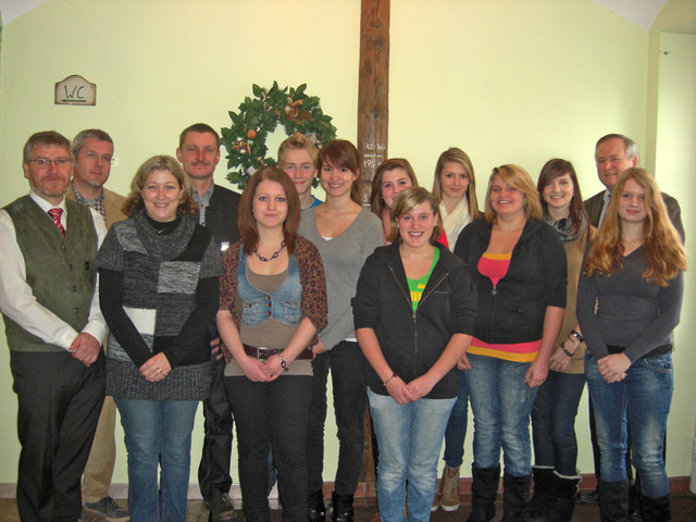 Ehrungen: Johann Radlmüller, Nina Heilmann, Daniela Heiml, Roswitha Froschauer, Viktoria Baumfried, Stefanie Baumfried und Melanie Huber (vorne von links);  Johannes Eder, Josef Reitbauer, Florian Huber, Verena Eder, Nadja Buhri, Birgit Baumfried, Obmann Anton Steiner (hinten von links). | Foto: Trachtenmusikverein