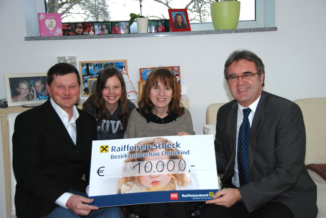 Große Freude: BezirksRundschau-Redaktionsleiter Alfred Jungwirth (r.) konnte Elisabeth und Helmut Traunwieser – hier mit Tochter Sarah – einen Scheck über 10.000 Euro überreichen.