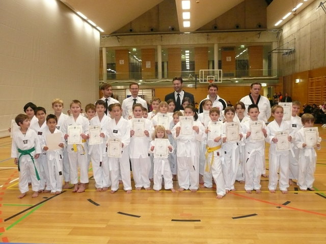 Stolz präsentieren die Prüflinge der Taekwondo Gemeinschaft Innviertel ihre Prüfungs-Zertifikate.