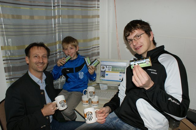 U. Eggerding Sektionsleiter-Stellvertreter Gerald Hölzl, Marketingleiter Dominik Rager und Nachwuchskicker Fabian Dullinger präsentieren die Meistertassen sowie die Meisterschokolade. Im Frühjahr folgt ein Fanshop.