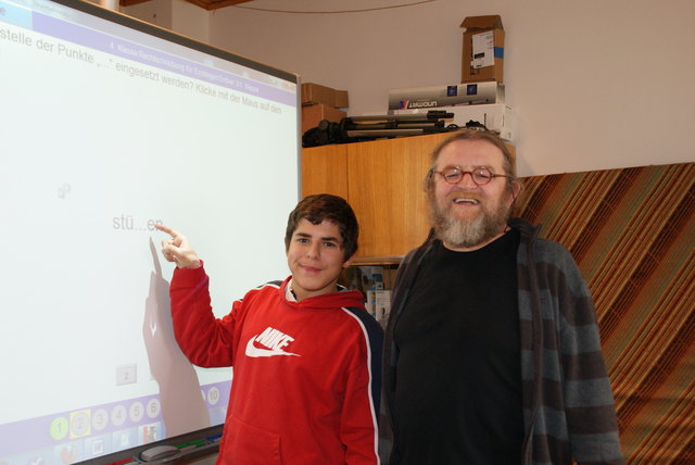 Pädagoge Karl Leopoldseder (re.) und Dave bei der Touchscreen-Tafel.