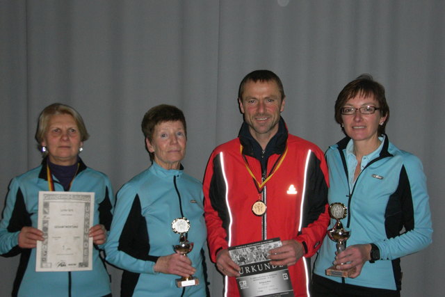 Berta Lechner, Monika Karl sowie Wolfgang und Berti Maier (v. l.), die den Laufverein verlassen werden.