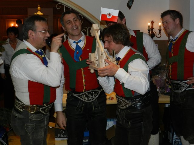 Kapellmeister Gerald Embacher konnte bei der Christbaumversteigerung der BMK Erpfendorf sogar eine originelle Schnupfmaschine anbieten