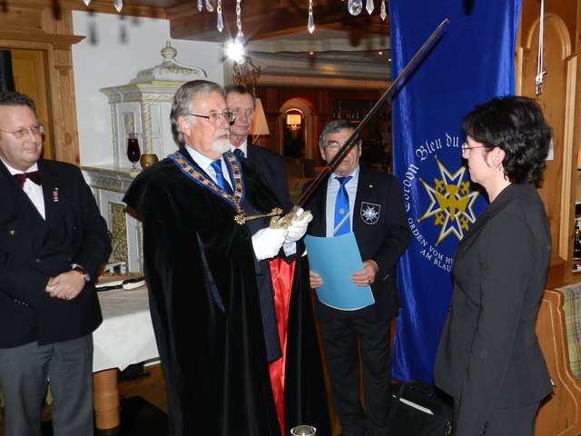 Der österr. Komtur Ing. Roman Adametz erteilte Nationalrätin Gaby Tamandl am Lärchenhof den Ritterschlag zum Zeichen der Aufnahme in den Ritterorden „Cordon bleu du Saint Esprit“