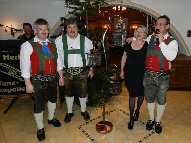 Obmann Georg Krepper, Vize-Obm. Christian Decker und Kapellmeister Gerald Embacher mit der Berghof-Wirtin Maria Unterrainer, die heuer den Christbaumstamm der BMK Erpfendorf ersteigerte