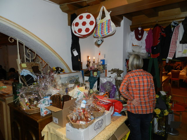 Ein großer "Gabentisch" wurde bei der Christbaumversteigerung im Vital-Hotel Erpfendorf angeboten