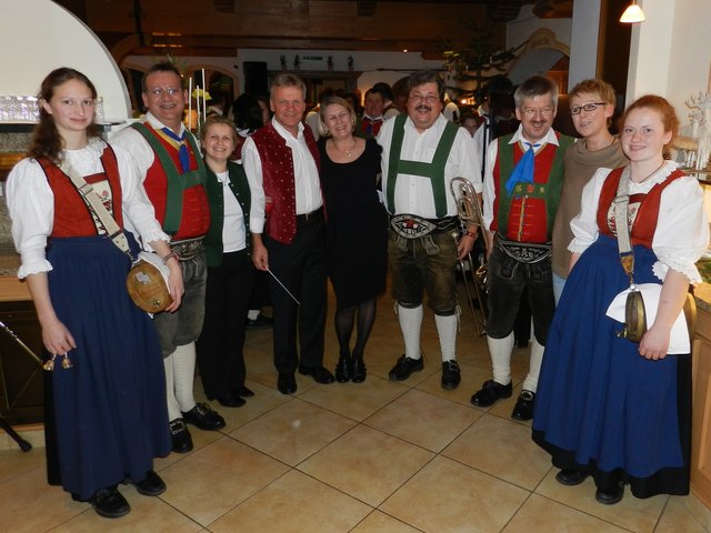Strahlende Gesichter sah man nach der 52. Christbaumversteigerung der BMK Erpfendorf, die heuer einen neuen Rekorderlös von 18.350,-- Euro einbrachte