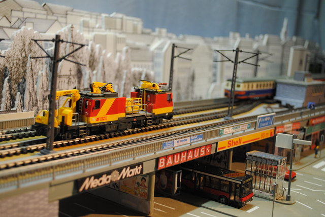 In liebevoller Kleinarbeit stellte Ernst Vemola eigens für die Ausstellung „50 Jahre Schnellbahn“ ein Modell mit  S-Bahnzügen der Marke Kleinbahn zusammen.
