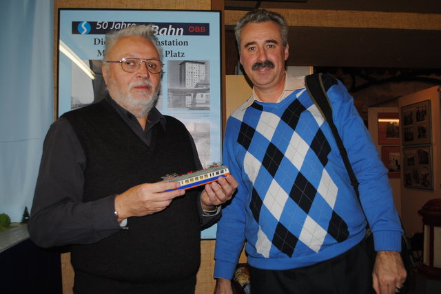 Kleinbahn-Fan Ernst Vemola zeigt dem Leopoldstädter Bezirksmuseumsleiter Franz Haas sein S-Bahnmodell der Marke Kleinbahn.