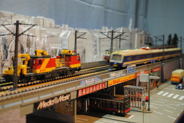 In liebevoller Kleinarbeit stellte Ernst Vemola eigens für die Ausstellung „50 Jahre Schnellbahn“ ein Modell mit  S-Bahnzügen der Marke Kleinbahn zusammen.