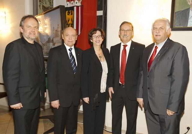 Die neue Steyrer SP-Spitze stellt sich vor, v. li.: Stadtrat Michael Schodermayr, Vizebürgermeister Walter Oppl, Stadträtin Ingrid Weixlberger, Stadtchef Gerald Hackl, Vizebgm. Willi Hauser. Foto: www.paul-hamm.at | Foto: www.paul-hamm.at