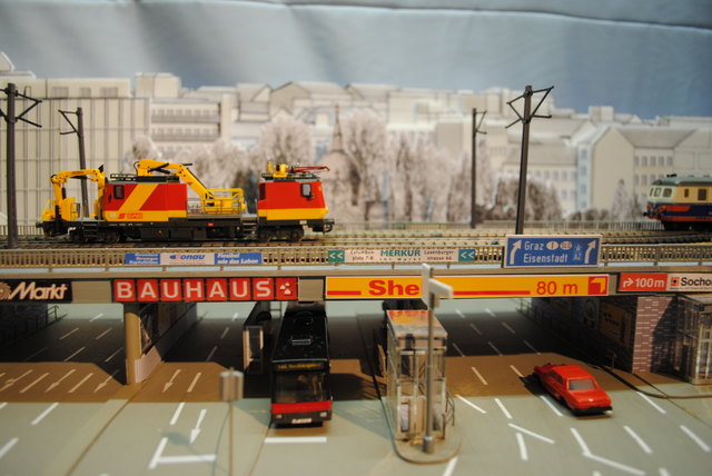 In liebevoller Kleinarbeit stellte Ernst Vemola eigens für die Ausstellung „50 Jahre Schnellbahn“ ein Modell mit  S-Bahnzügen der Marke Kleinbahn zusammen.
