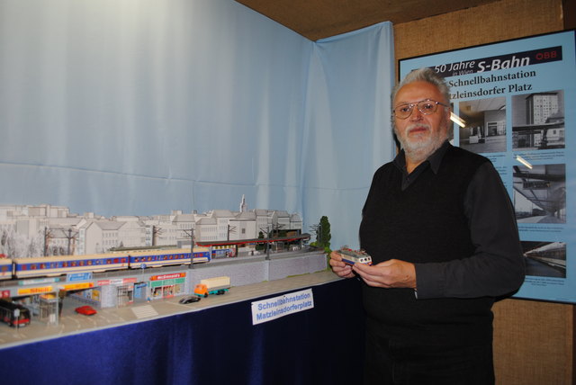 In liebevoller Kleinarbeit stellte Ernst Vemola eigens für die Ausstellung „50 Jahre Schnellbahn“ ein Modell mit  S-Bahnzügen der Marke Kleinbahn zusammen.