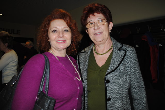 Ingrid Merschl und Frau Renate vom Waldmüllerzentrum bei der Vernissage zur neuen Ausstellung „50 Jahre Schnellbahn“ im Bezirksmuseum Favoriten.