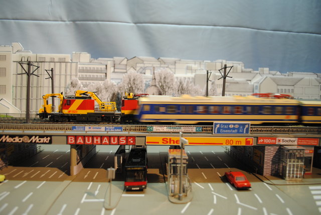 In liebevoller Kleinarbeit stellte Ernst Vemola eigens für die Ausstellung „50 Jahre Schnellbahn“ ein Modell mit  S-Bahnzügen der Marke Kleinbahn zusammen.