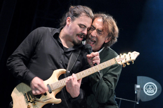 Der Florianer Severin Trogbacher rockt die Bühne gemeinsam mit Hubert von Goisern. | Foto: gib-mir-musik.at