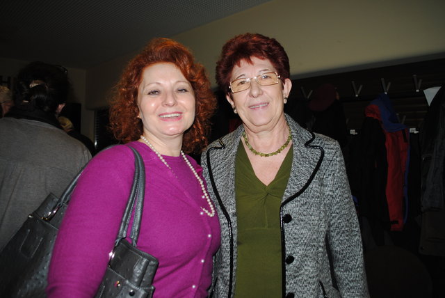 Ingrid Merschl und Frau Renate vom Waldmüllerzentrum bei der Vernissage zur neuen Ausstellung „50 Jahre Schnellbahn“ im Bezirksmuseum Favoriten.