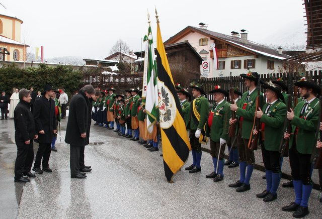 Frontabschreitung durch die Ehrengäste.