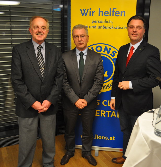 Im Bild von links Lionsclub Zillertal Präsident H.W. Demetz, Oberst Walter Pupp und Bürgermeister LAg Klaus Gasteiger