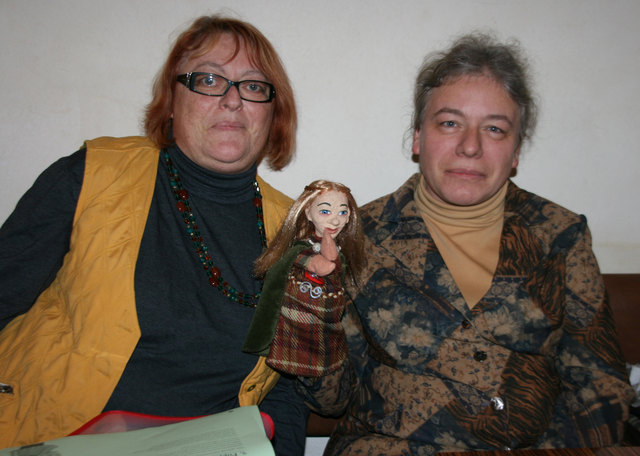 Doris Pichler und Iris Moosleitner mit Luana, dem keltischen Koboldmädchen.