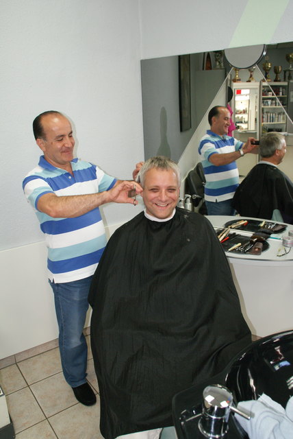 Marcel Kneuer bei seinem Friseur in der Gersthofer Straße. Diese soll auch bald ein neues Styling bekommen.