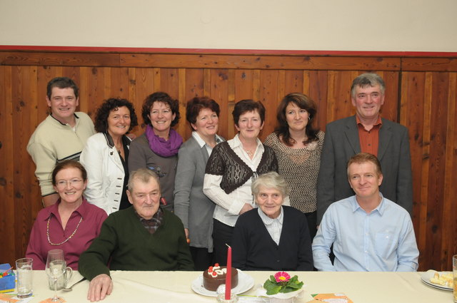Jubilar Karl Klaus und Ehefrau Anna Klaus mit ihren Kindern.