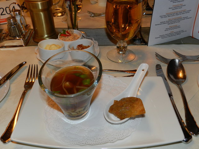 Asiatische Hühnersuppe mit Sprossen und gebackenem Wan Tan