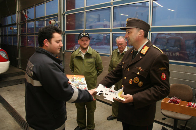 Stefan Karrer (l.) ist der 1500. Einsatzfunker.