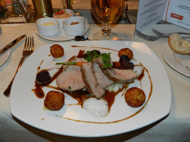 Zart-rosa gebratenes Kalbsfikandeau auf Rahmkohlrabi, Kartoffelbällchen und Trüffelglace