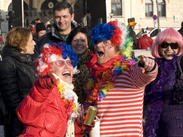 Beste Stimmung auf dem Hauptplatz: Sigrid und Markus Floth beim Tullner Faschingsumzug.