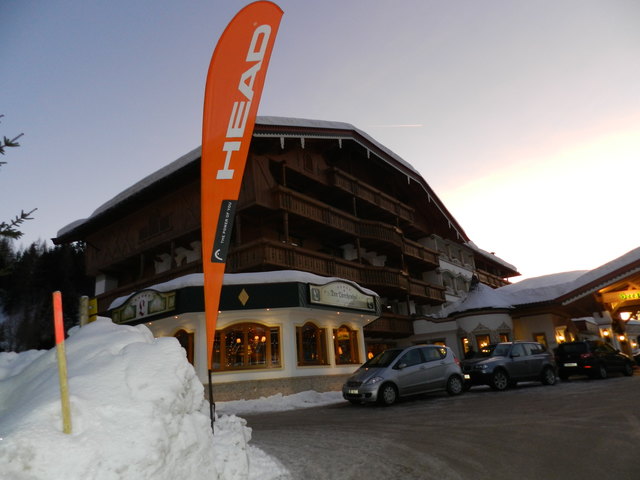 Die "Head-Fahne" wehte vom 18.-20.1. vor dem 5-Sterne-Hotel "Der Lärchenhof"