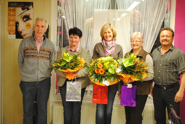 „Shopping in Braunau“ hat am 16. Jänner die notarielle Ziehung der Gewinnlose der „Braunauer Weihnachtsgewinnaktion 2011“ durchgeführt. Einen Einkaufsgutschein im Wert von 1500 Euro hat Evi Theil aus Mauerkirchen (Mitte) gewonnen. Helga Peterlechner aus St. Radegund (links) freut sich über einen Gutschein im Wert von 1000 Euro, Erika Schendl aus Braunau hat einen 500-Euro-Gutschein gewonnen. Viele weitere Teilnehmer haben Einkaufsgutscheine im Wert von 50 bzw. 100 Euro gewonnen.