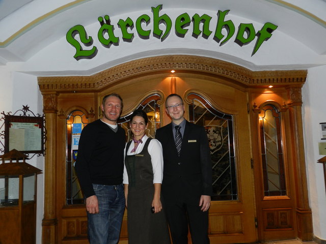 Olympiasieger und Weltmeister Hermann Maier mit Lärchenhof-Direktorin Melissa Grünzinger und Restaurantleiter Thomas Hausmann