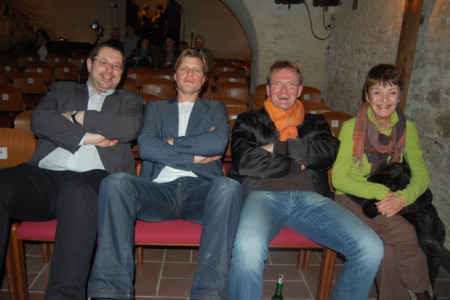 Franz Brenner, Gery Seidl mit den Freunden Peter Eigenschink und Eva-Maria Binder in der Pause. | Foto: Christine Zippel