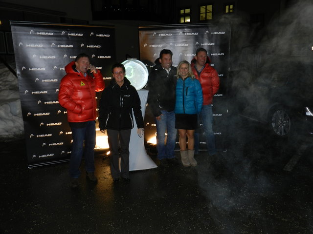 Franz Klammer, Katja, Hannes Trinkl, Thekla und Patrick Ortlieb vor dem Kaisersaal in St. Johann
