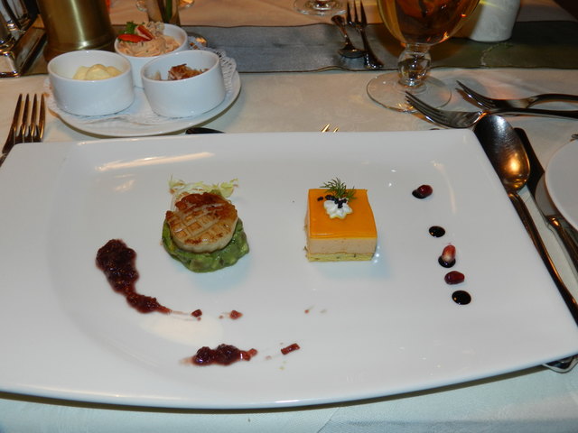 Garnelenschnitte mit gegrillter Jakobsmuschel, Avocado und Portweinschalotten als Vorspeise