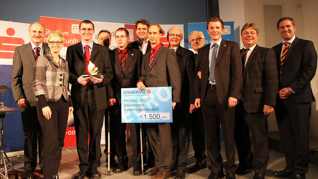 Die vier Kategoriensieger Johann Brandmayr, Manuel Wenny, Bernhard Plank und Thomas Gruber (Mitte,  v.l.) mit Vertretern aus Wirtschaft, Politik und Wissenschaft: Günter Rübig, Doris Hummer, Gerald Reisinger, Peter Lehner, Peter Koits, Markus Limberger, Harald Plöckinger und Andreas Rabl (v.l.). | Foto: Erhardt
