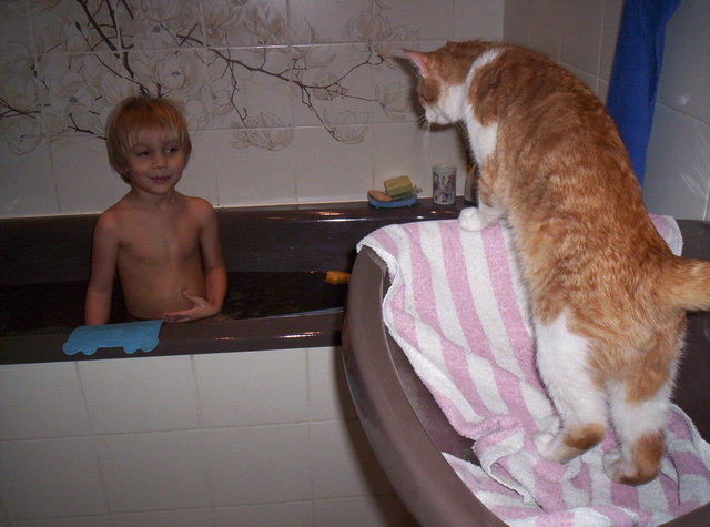 Ja, was macht denn der da? Maxi kaum zwei Monate sieht Lorenzo beim Baden zu.