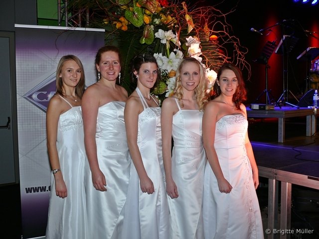 Die Debütantinnen Melanie, Katharina, Lisa, Sarah und Nadine vom Eröffnungskomitee.
