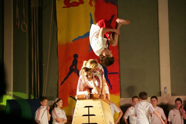 Die Sporthauptschule Schärding wird mit dem neuen Schuljahr 2012/13 zur Sportmittelschule (SMS). Der Aufnahmetest für die erste Klasse der neuen Schulform findet am Mittwoch, 01. Februar, um 13.00 Uhr in der Bezirkssporthalle Schärding (das ist der Termin für alle Interessierten) statt. Sportkleidung ist erforderlich. Mehr Infos zu den Übungen des Eignungstests gibt es Online auf der Homepage der SHS/SMS Schärding unter www.shs-schaerding.eduhi.at.