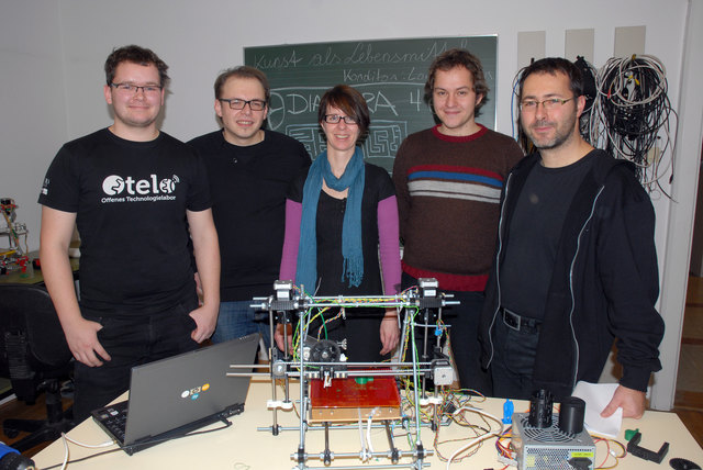 Das OTELO-Team (v.l.) mit Markus Kaltenbrunner, Richard Schachinger, Katja Bankhammer, Georg Ottinger und Obmann Martin Hollinetz vor einem im Haus entwickelten 3D-Drucker.
